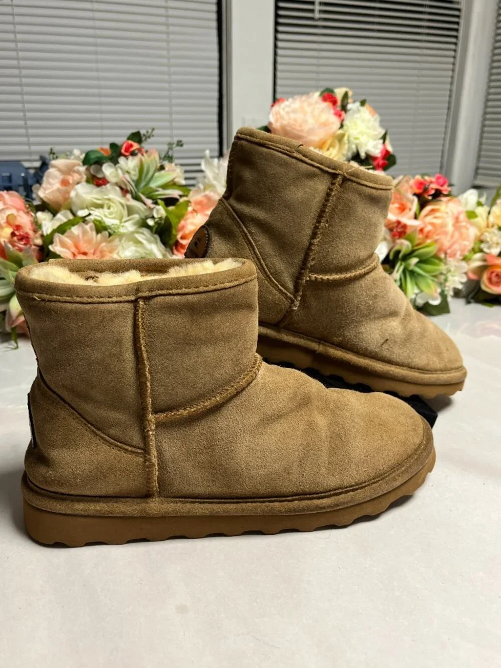 BEARPAW Alyssa Women’s Suede Sheepskin Boot Size 9
